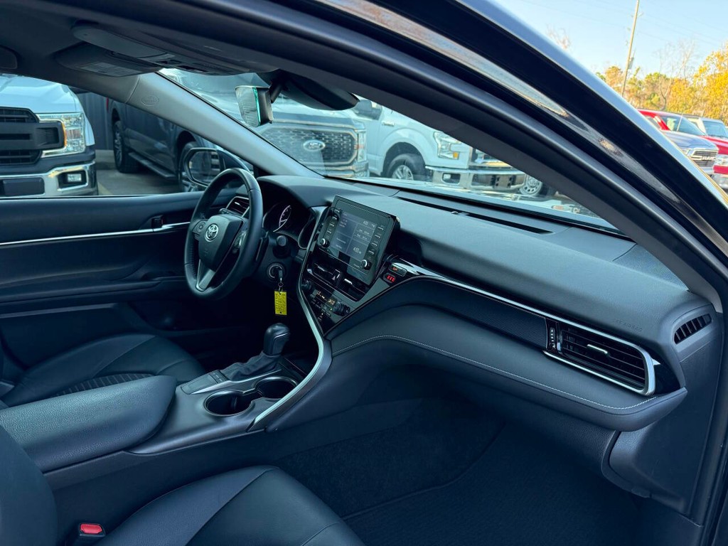 Toyota Camry Vehicle Full-screen Gallery Image 09