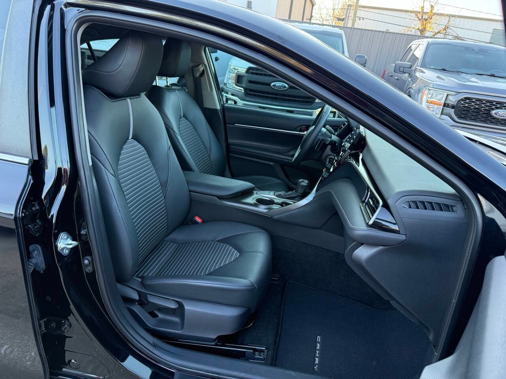 Toyota Camry Vehicle Full-screen Gallery Image 10