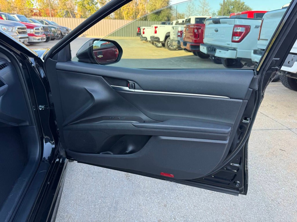 Toyota Camry Vehicle Full-screen Gallery Image 11