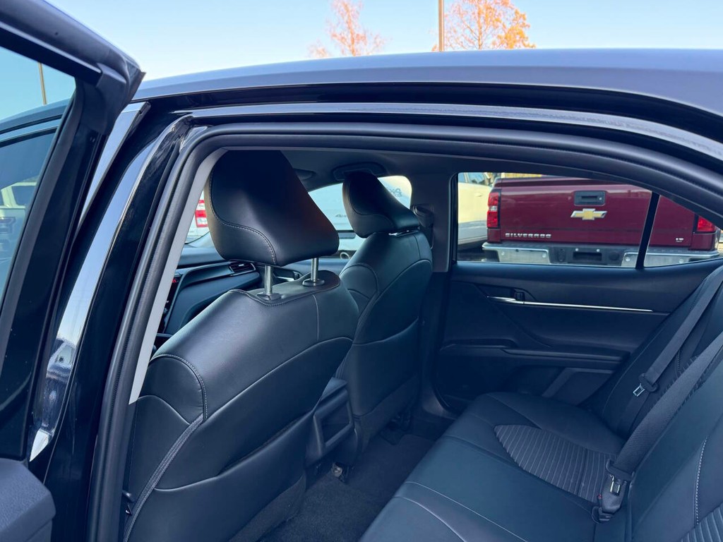 Toyota Camry Vehicle Full-screen Gallery Image 12