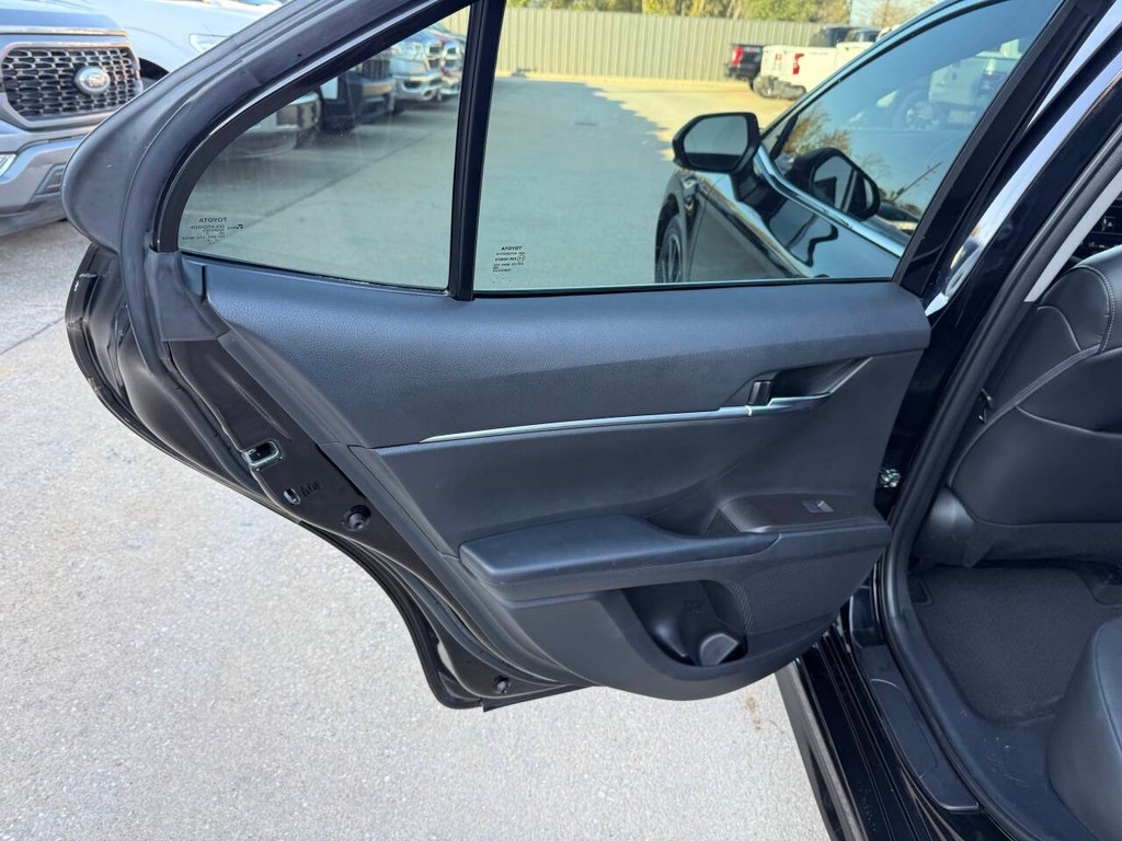 Toyota Camry Vehicle Full-screen Gallery Image 14