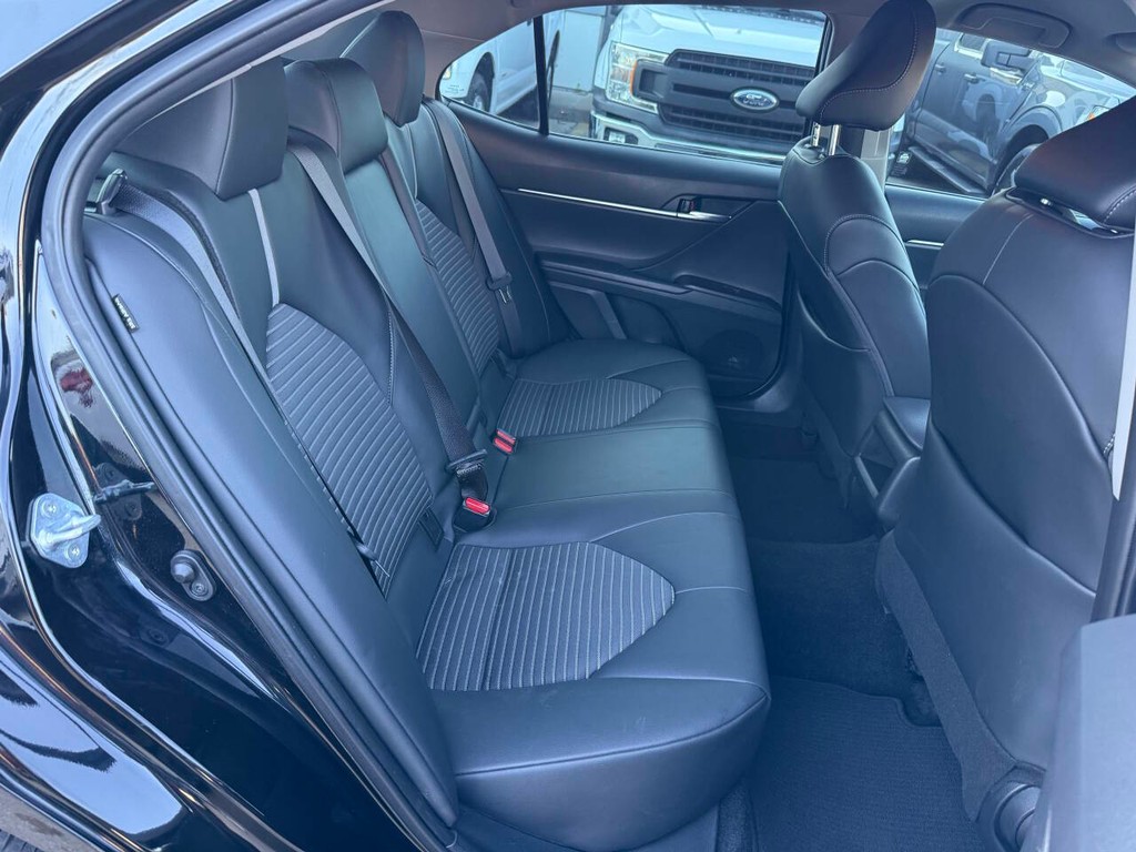 Toyota Camry Vehicle Full-screen Gallery Image 15