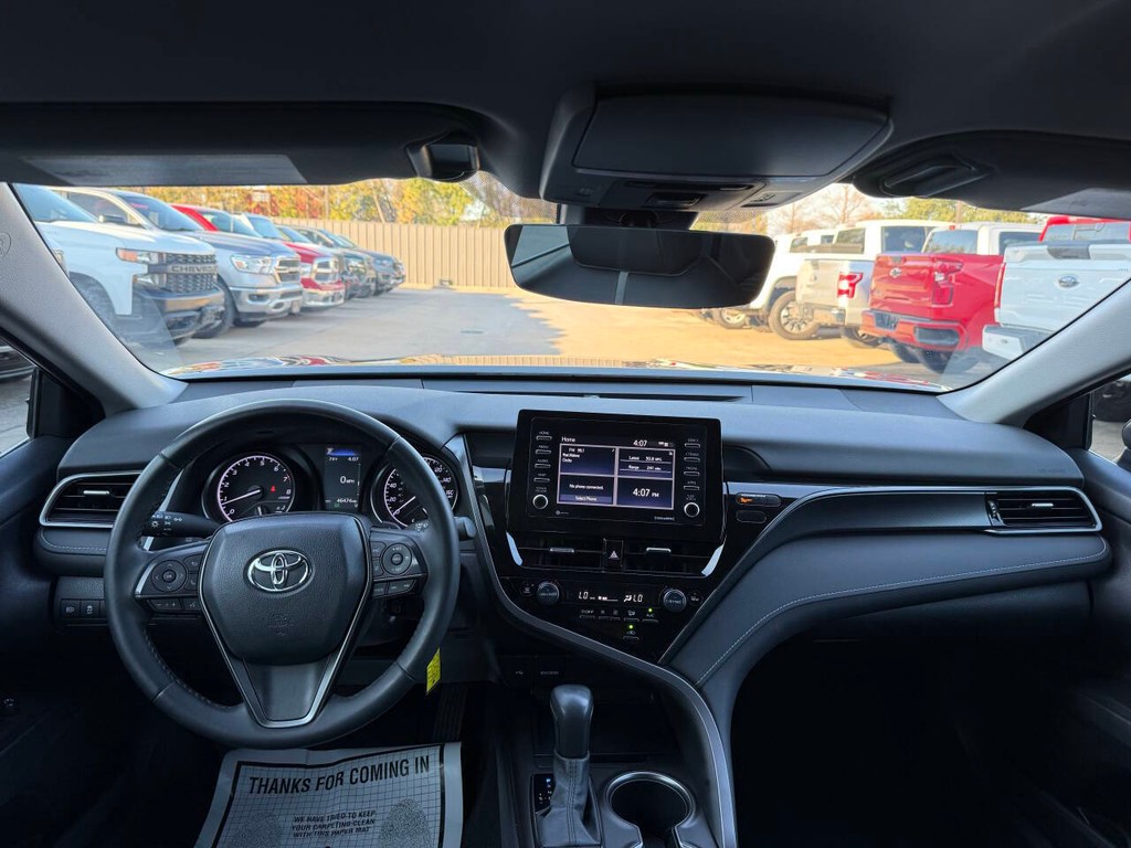 Toyota Camry Vehicle Full-screen Gallery Image 17