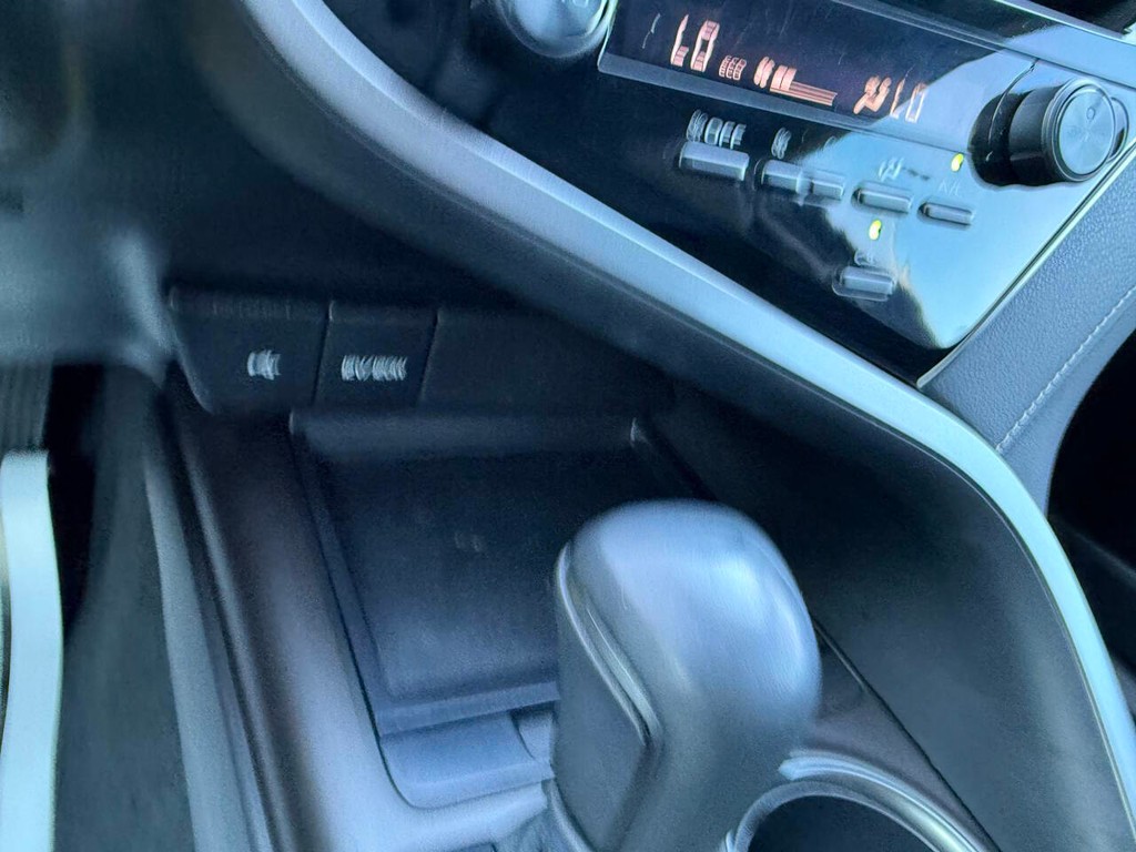 Toyota Camry Vehicle Full-screen Gallery Image 27