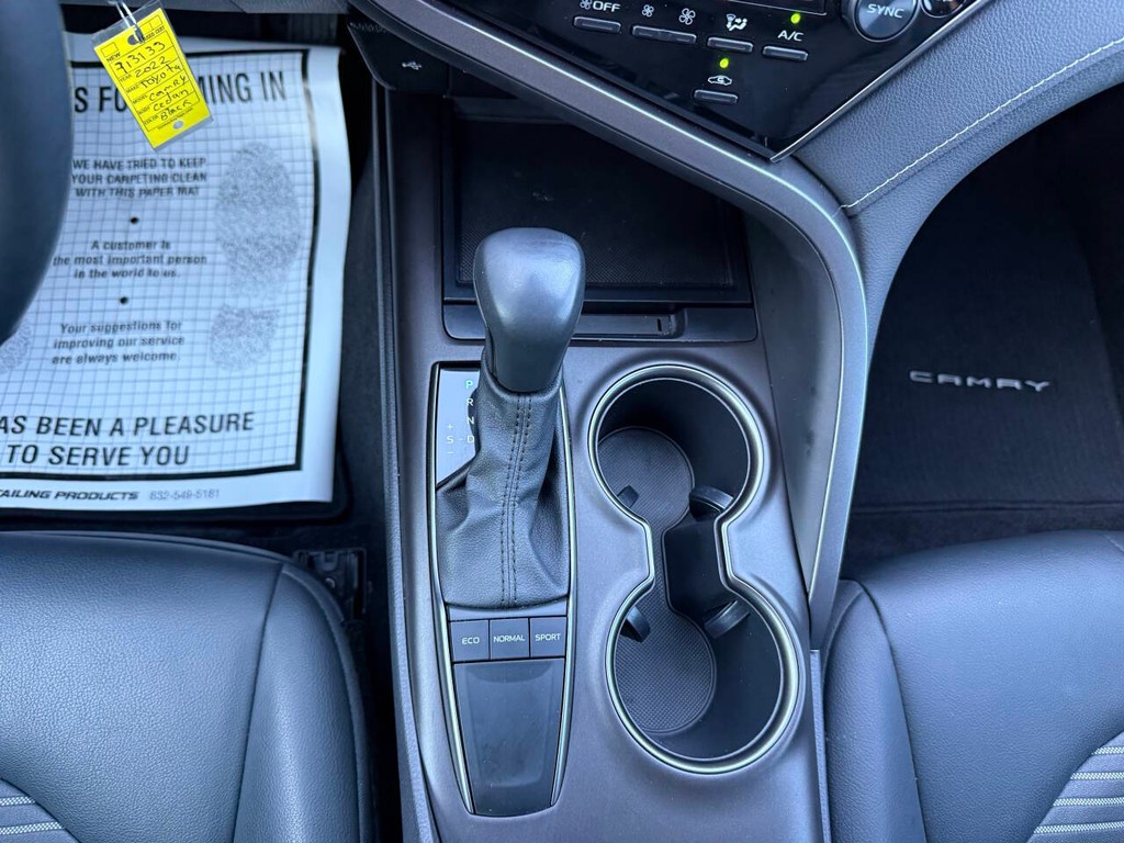 Toyota Camry Vehicle Full-screen Gallery Image 29