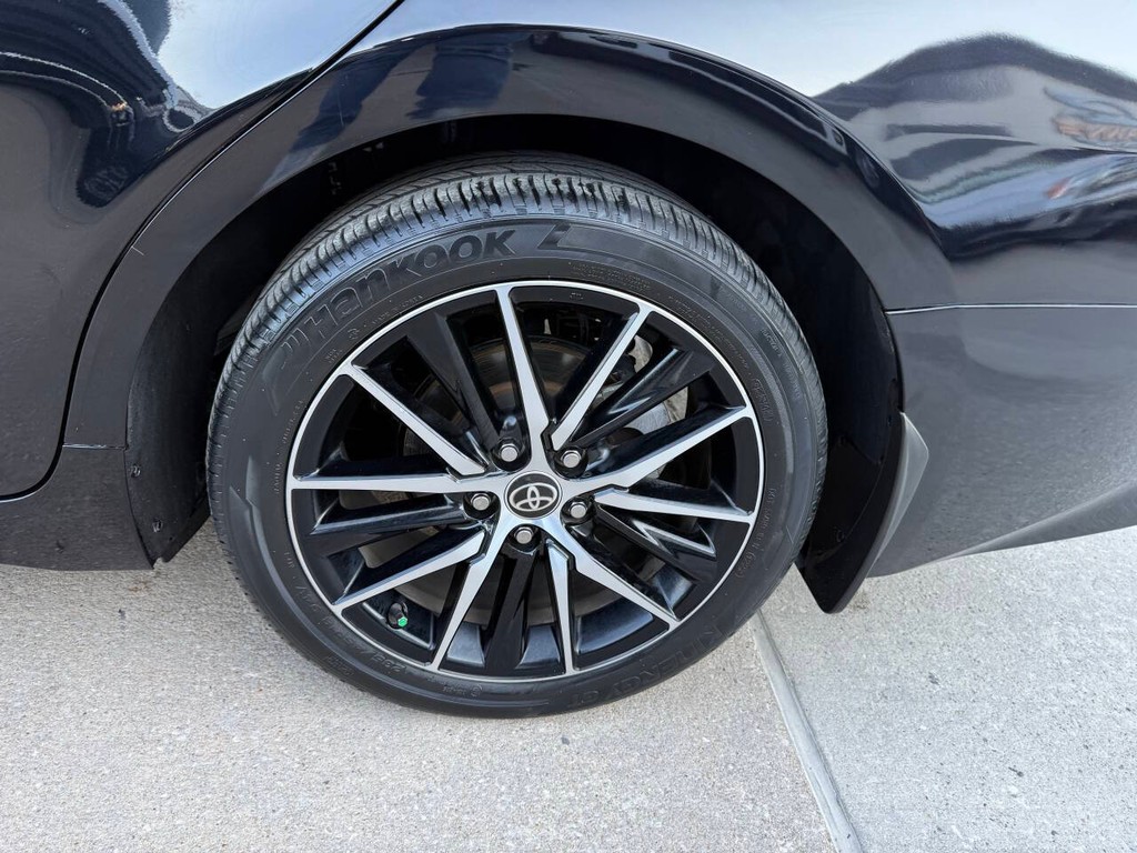 Toyota Camry Vehicle Full-screen Gallery Image 35