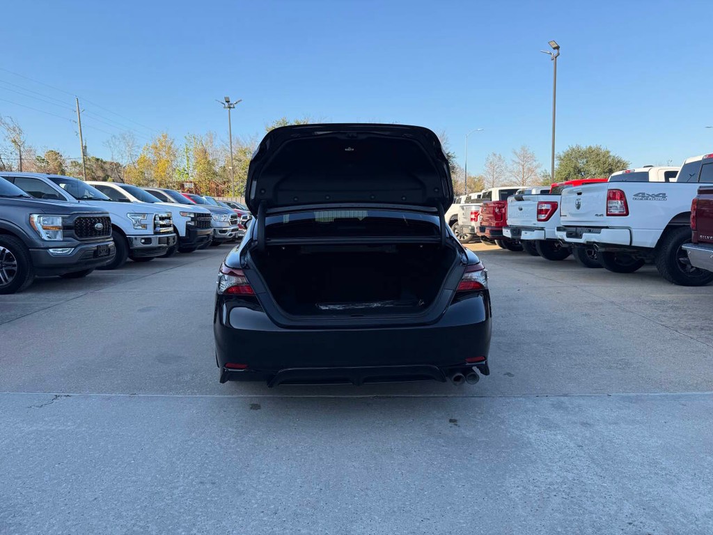 Toyota Camry Vehicle Full-screen Gallery Image 36