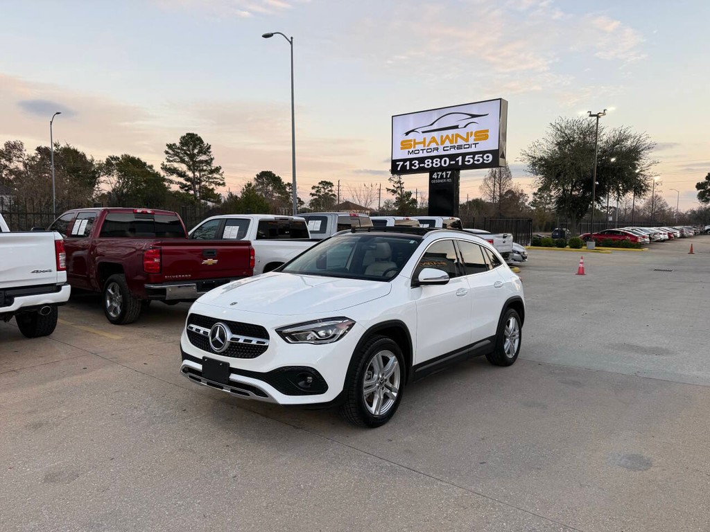 Mercedes-Benz GLA Vehicle Full-screen Gallery Image 03