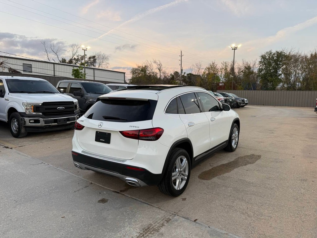 Mercedes-Benz GLA Vehicle Full-screen Gallery Image 05