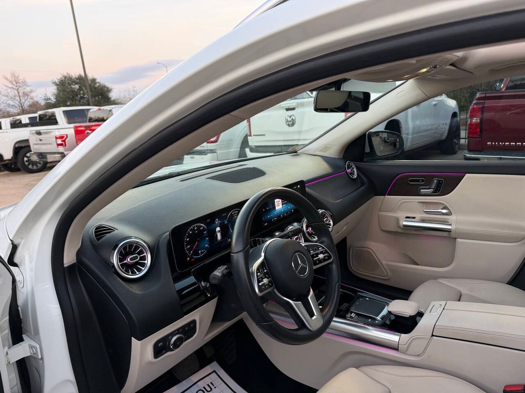 Mercedes-Benz GLA Vehicle Full-screen Gallery Image 06