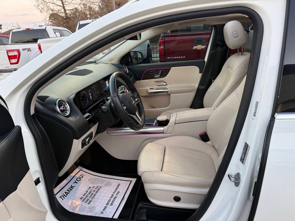 Mercedes-Benz GLA Vehicle Full-screen Gallery Image 07