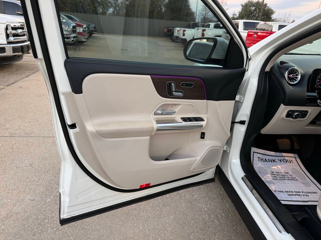 Mercedes-Benz GLA Vehicle Full-screen Gallery Image 08