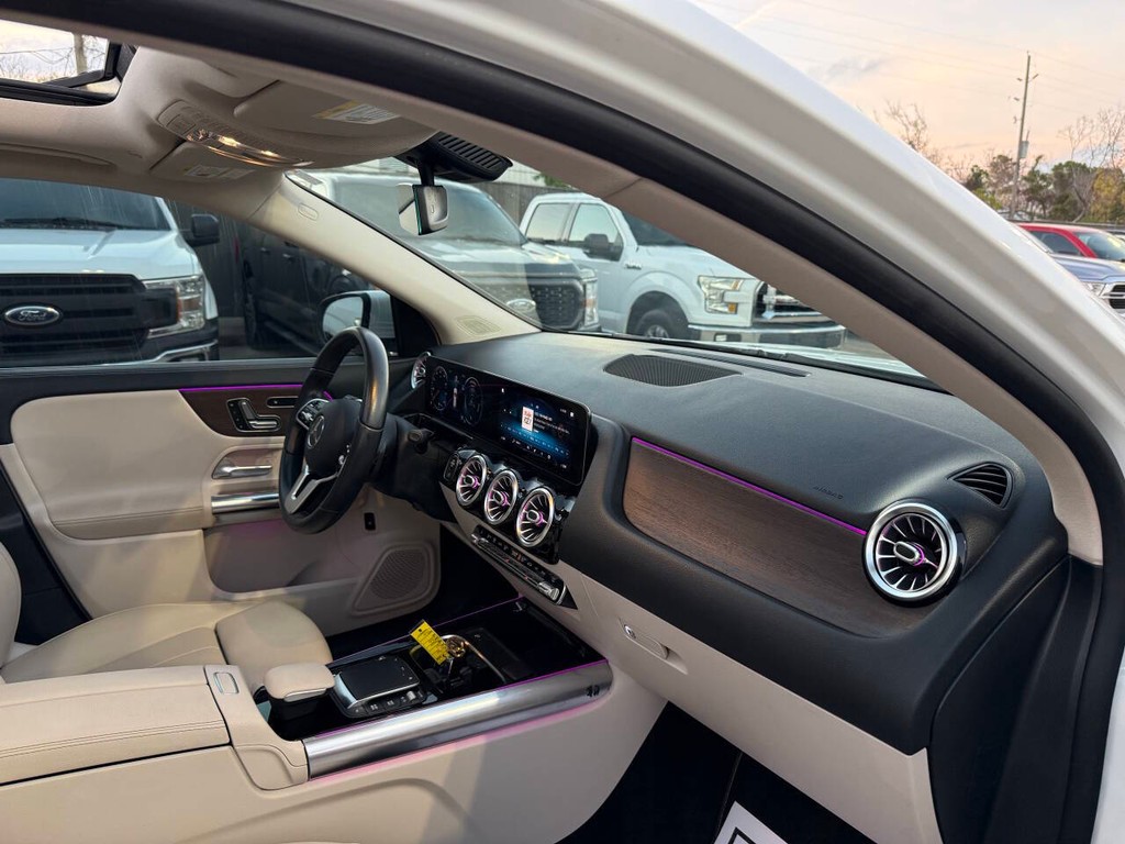 Mercedes-Benz GLA Vehicle Full-screen Gallery Image 09