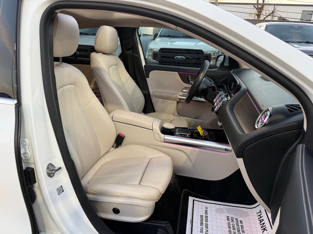 Mercedes-Benz GLA Vehicle Full-screen Gallery Image 10