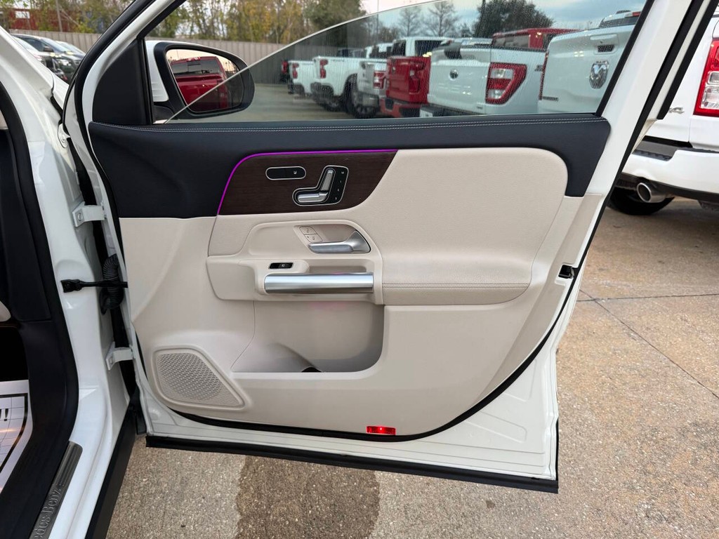 Mercedes-Benz GLA Vehicle Full-screen Gallery Image 11