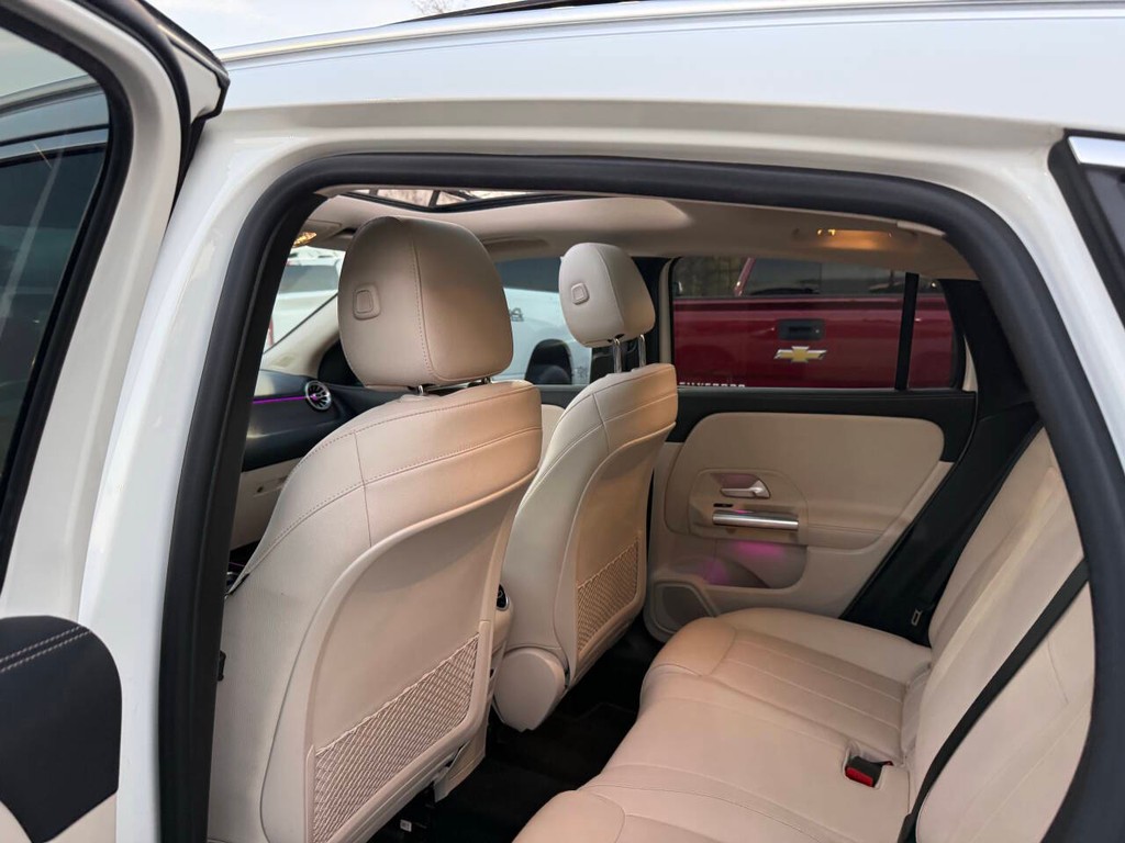 Mercedes-Benz GLA Vehicle Full-screen Gallery Image 12