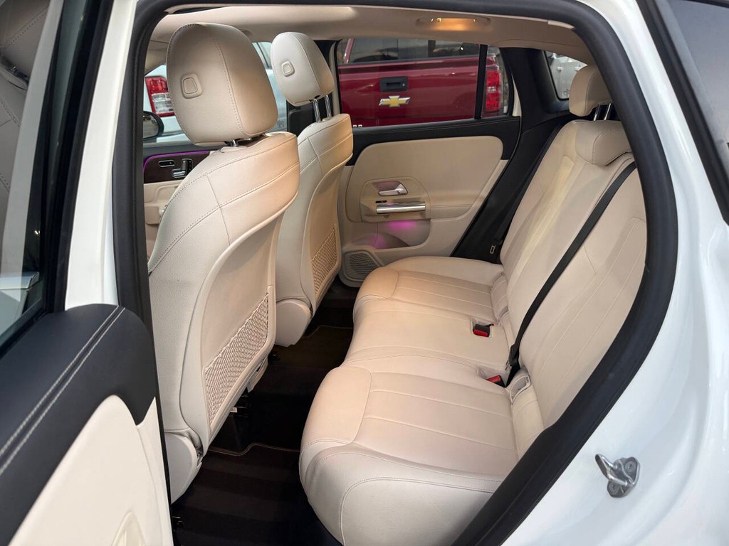 Mercedes-Benz GLA Vehicle Full-screen Gallery Image 13