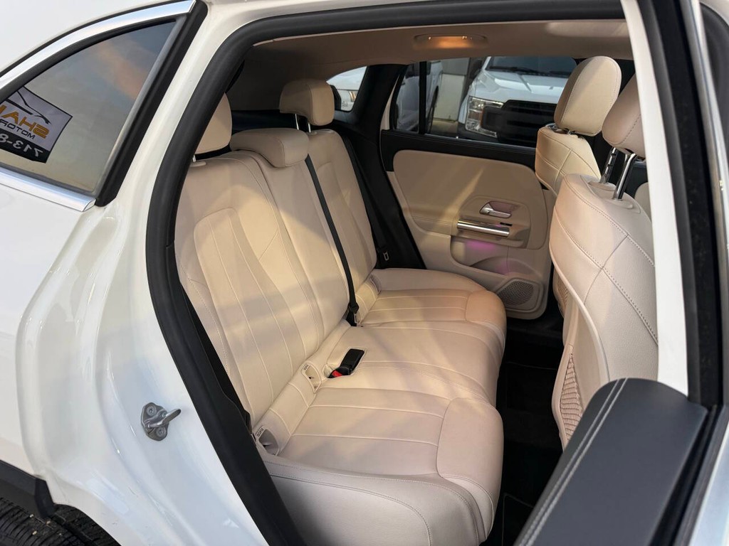 Mercedes-Benz GLA Vehicle Full-screen Gallery Image 15