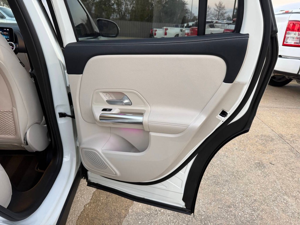 Mercedes-Benz GLA Vehicle Full-screen Gallery Image 16