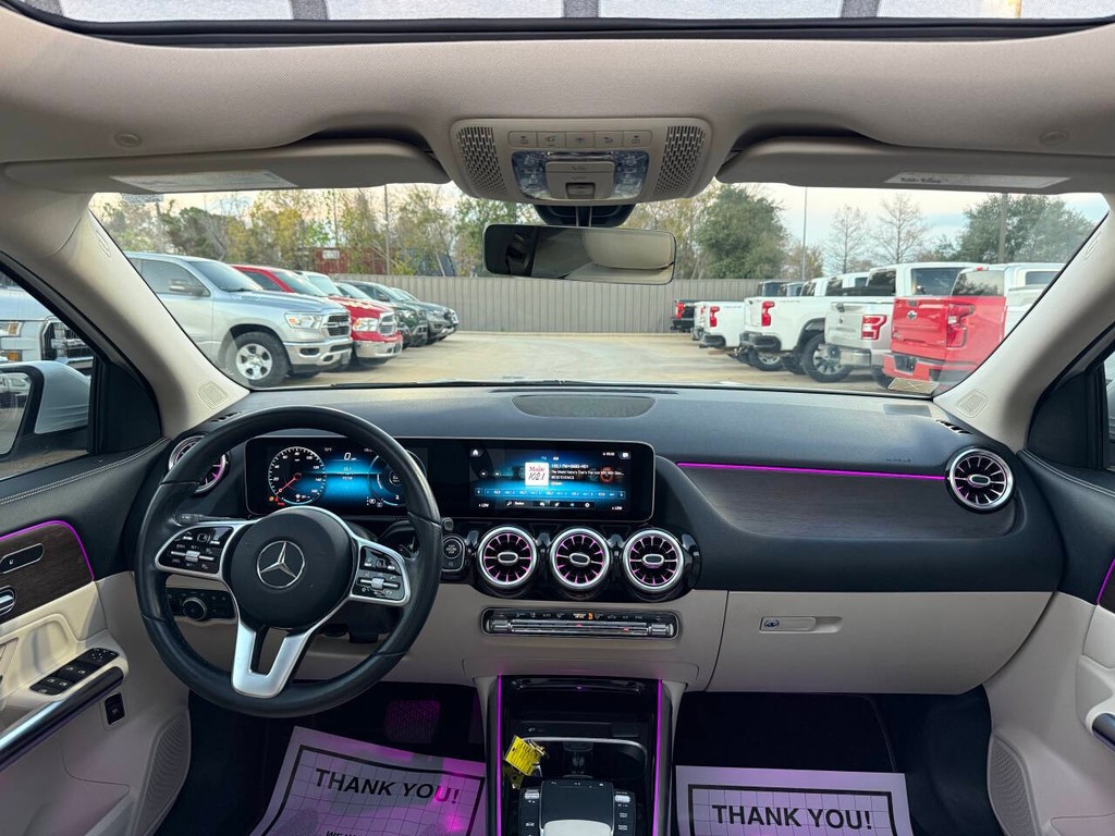 Mercedes-Benz GLA Vehicle Full-screen Gallery Image 17