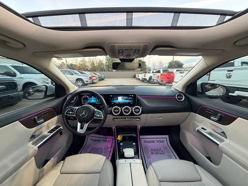Mercedes-Benz GLA Vehicle Full-screen Gallery Image 18