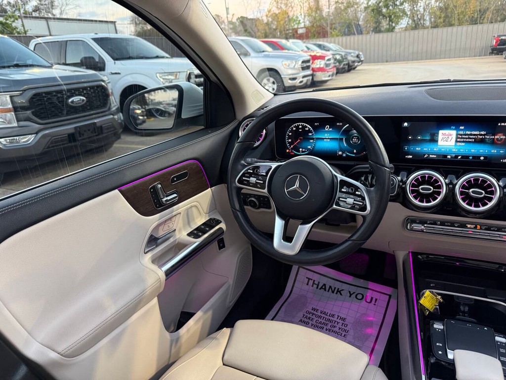 Mercedes-Benz GLA Vehicle Full-screen Gallery Image 19