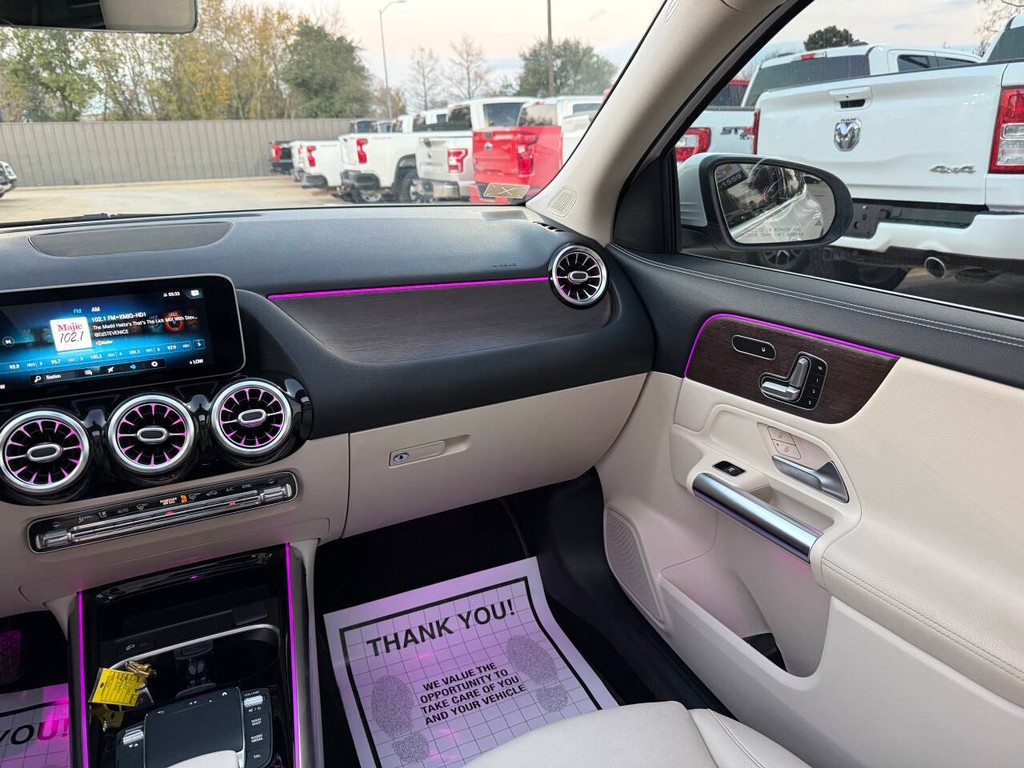 Mercedes-Benz GLA Vehicle Full-screen Gallery Image 20