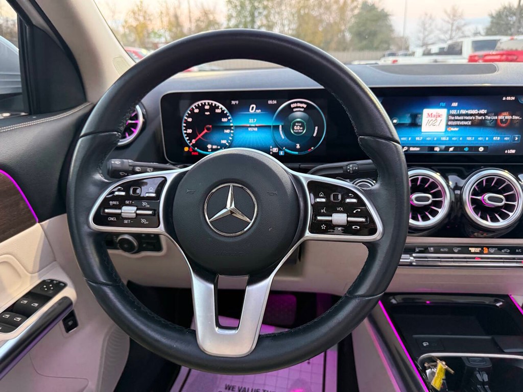 Mercedes-Benz GLA Vehicle Full-screen Gallery Image 22