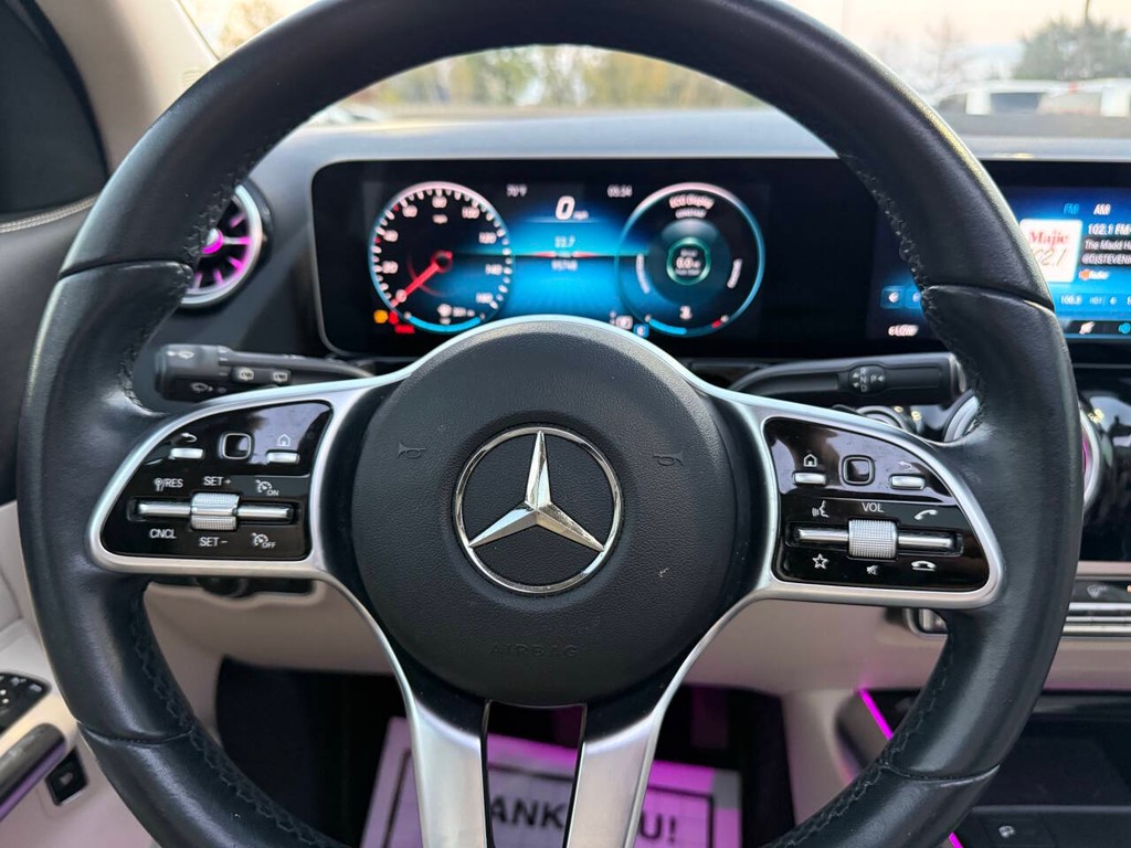 Mercedes-Benz GLA Vehicle Full-screen Gallery Image 23