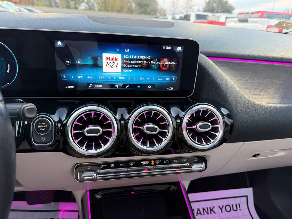 Mercedes-Benz GLA Vehicle Full-screen Gallery Image 24