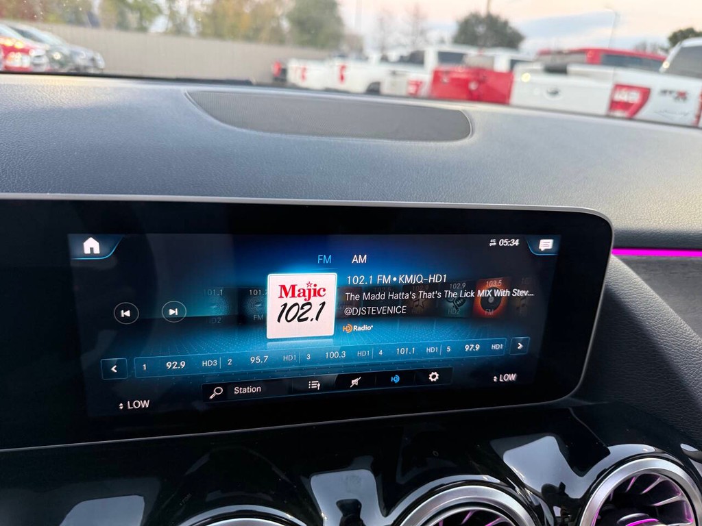 Mercedes-Benz GLA Vehicle Full-screen Gallery Image 25