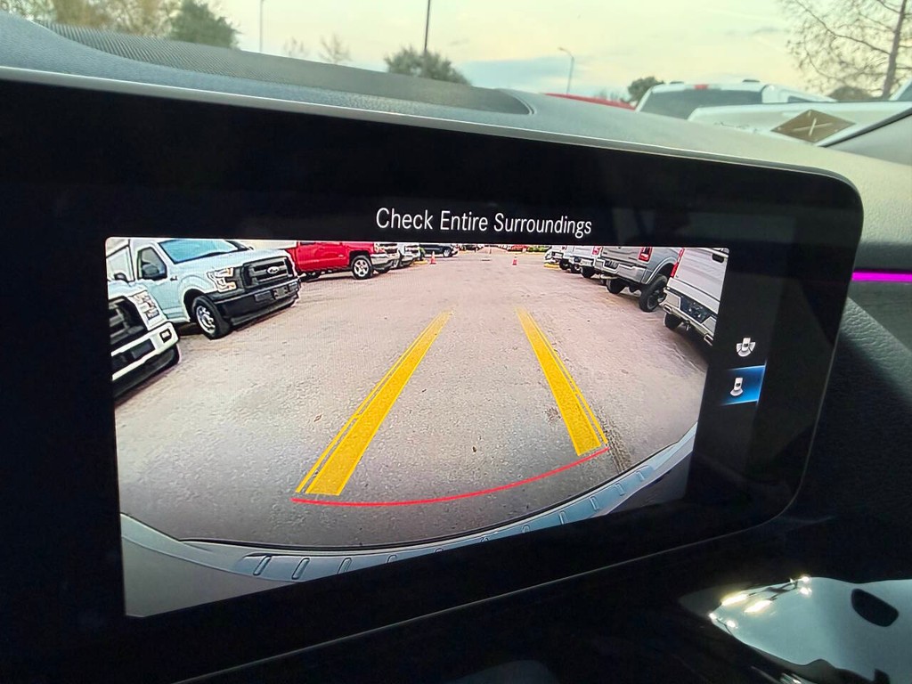 Mercedes-Benz GLA Vehicle Full-screen Gallery Image 26