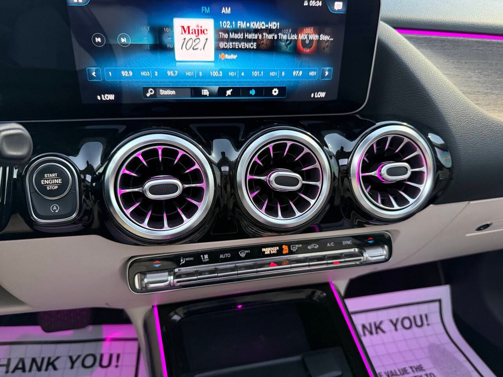 Mercedes-Benz GLA Vehicle Full-screen Gallery Image 27