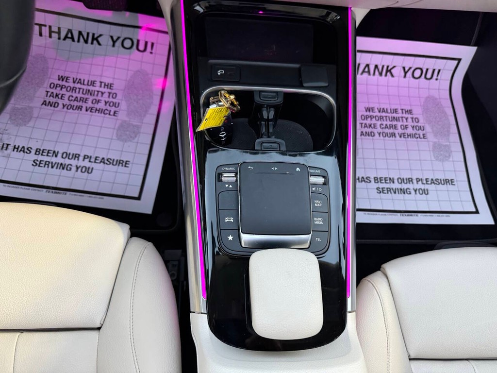 Mercedes-Benz GLA Vehicle Full-screen Gallery Image 29