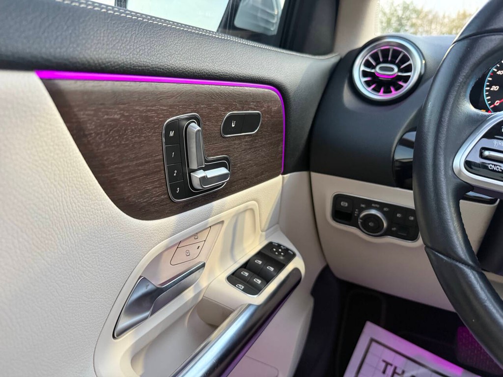 Mercedes-Benz GLA Vehicle Full-screen Gallery Image 30