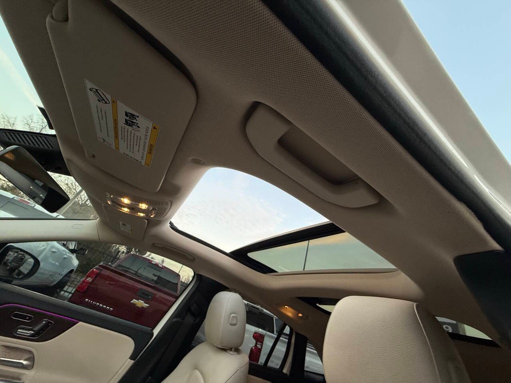 Mercedes-Benz GLA Vehicle Full-screen Gallery Image 31