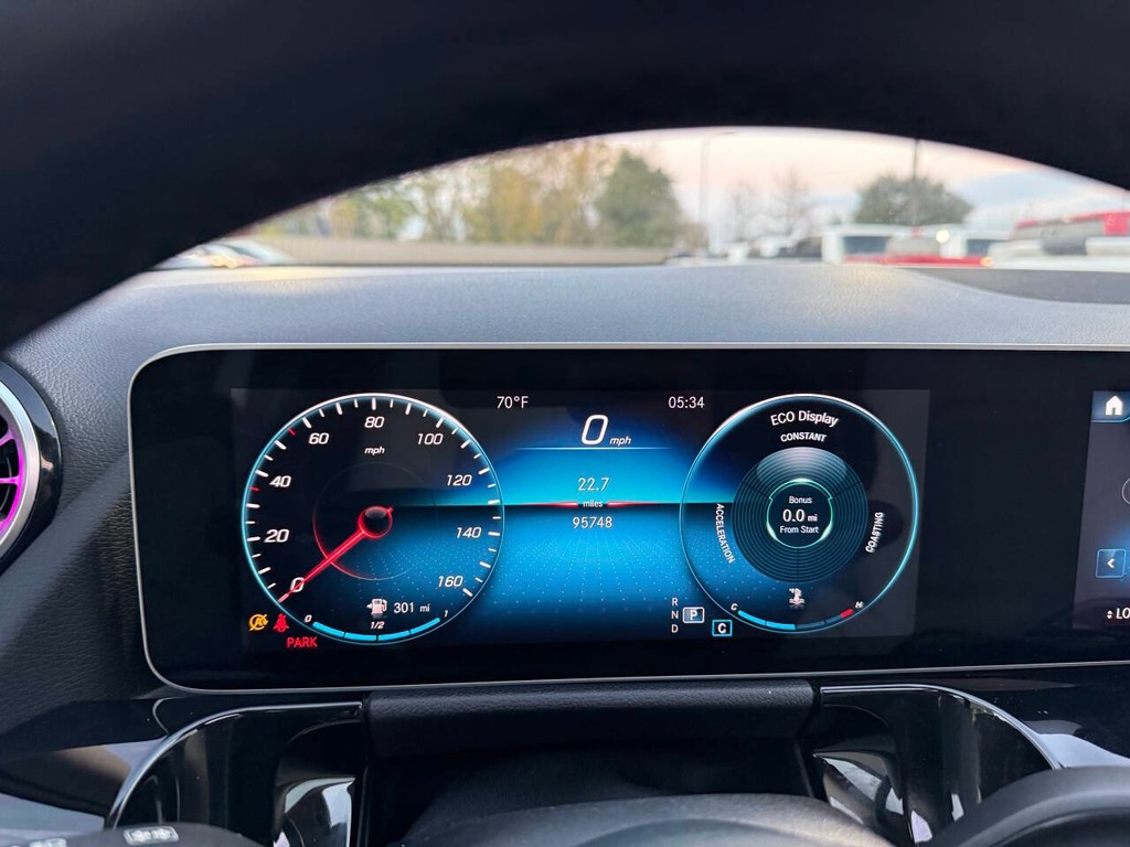 Mercedes-Benz GLA Vehicle Full-screen Gallery Image 33