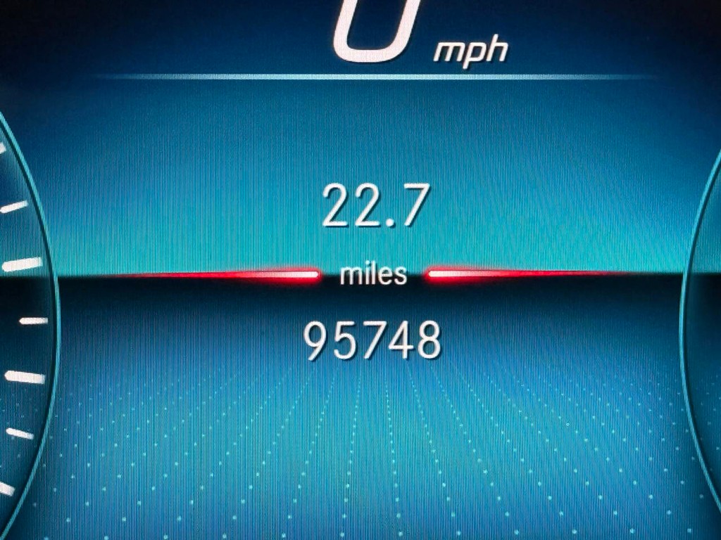 Mercedes-Benz GLA Vehicle Full-screen Gallery Image 34