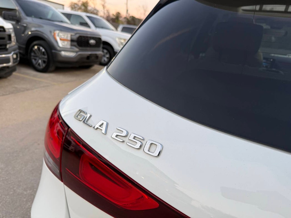 Mercedes-Benz GLA Vehicle Full-screen Gallery Image 40