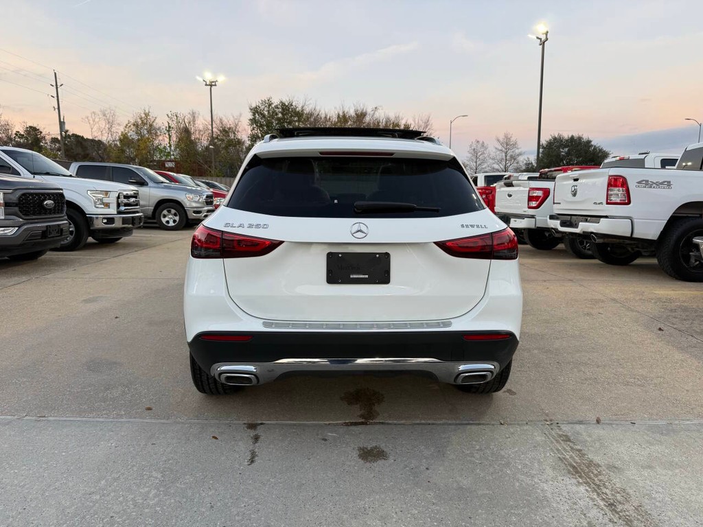 Mercedes-Benz GLA Vehicle Full-screen Gallery Image 41