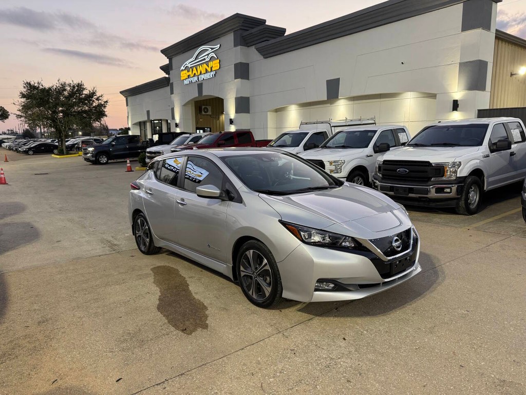 Nissan LEAF Vehicle Full-screen Gallery Image 02