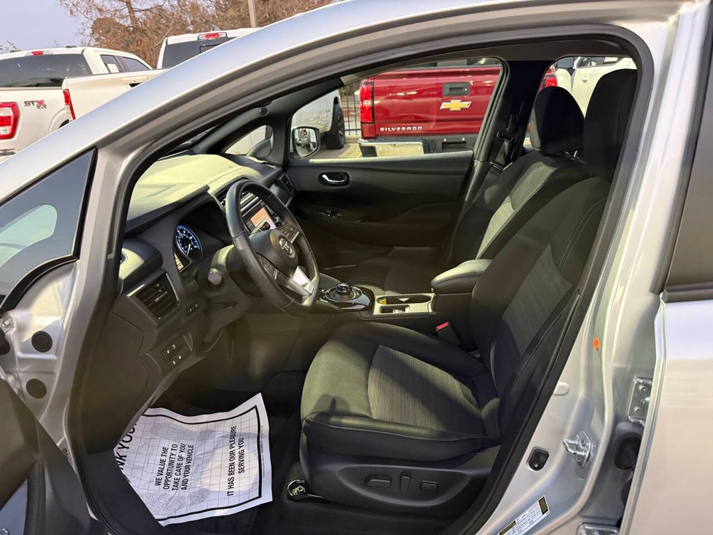 Nissan LEAF Vehicle Full-screen Gallery Image 07