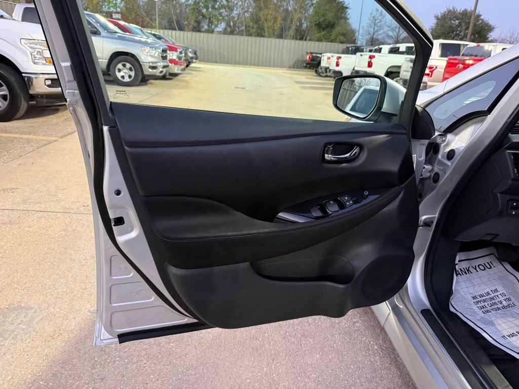 Nissan LEAF Vehicle Full-screen Gallery Image 08