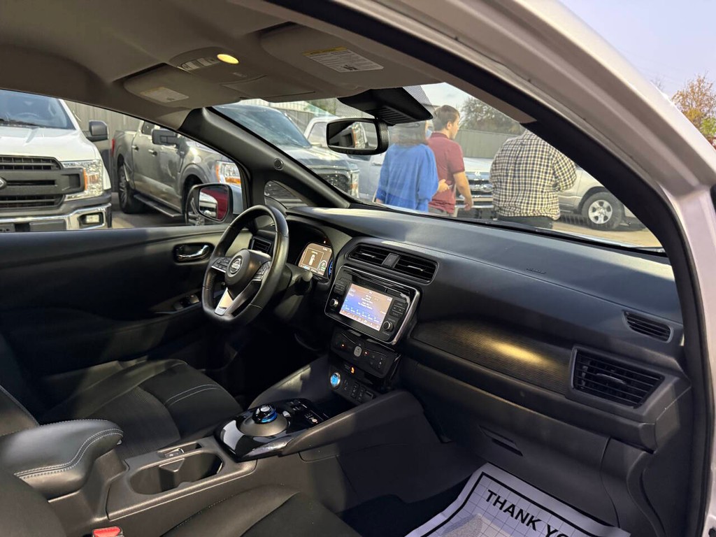 Nissan LEAF Vehicle Full-screen Gallery Image 09