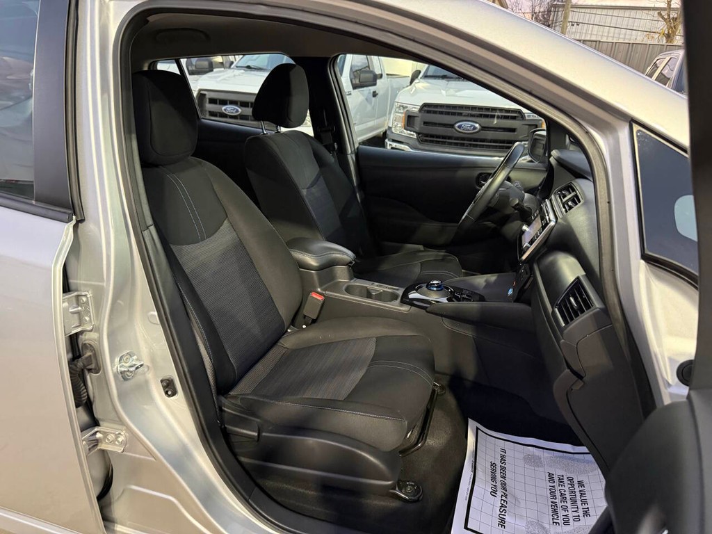 Nissan LEAF Vehicle Full-screen Gallery Image 10