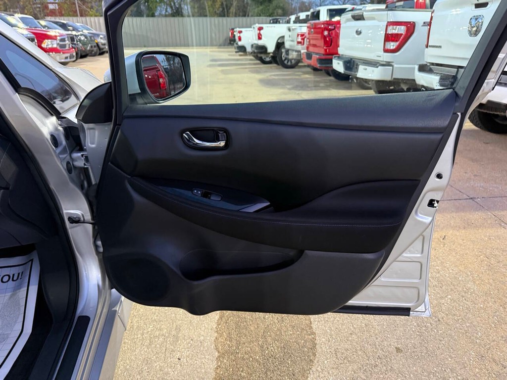 Nissan LEAF Vehicle Full-screen Gallery Image 11