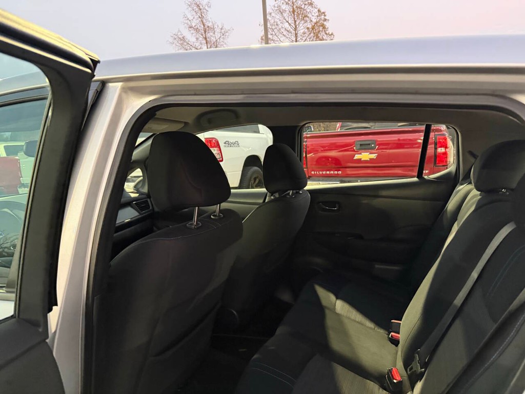 Nissan LEAF Vehicle Full-screen Gallery Image 12