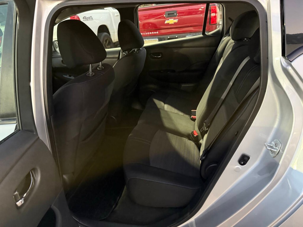 Nissan LEAF Vehicle Full-screen Gallery Image 13