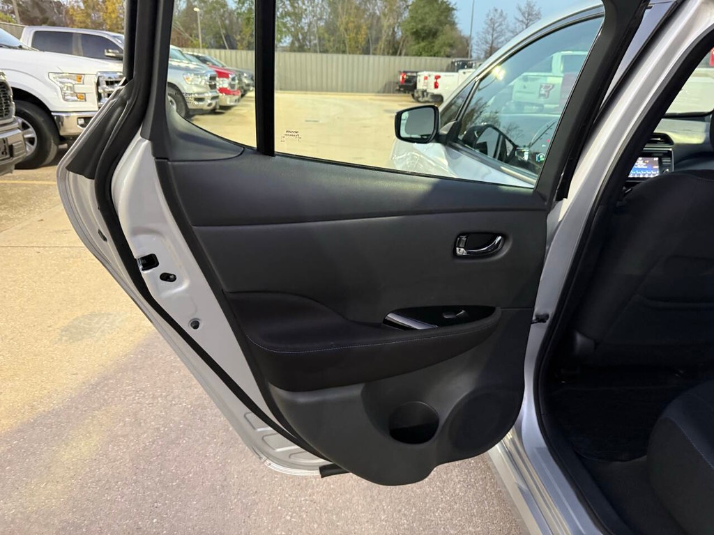 Nissan LEAF Vehicle Full-screen Gallery Image 14