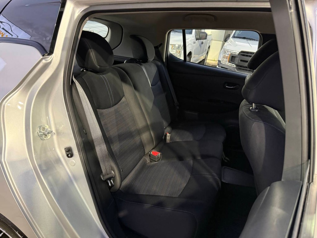 Nissan LEAF Vehicle Full-screen Gallery Image 15